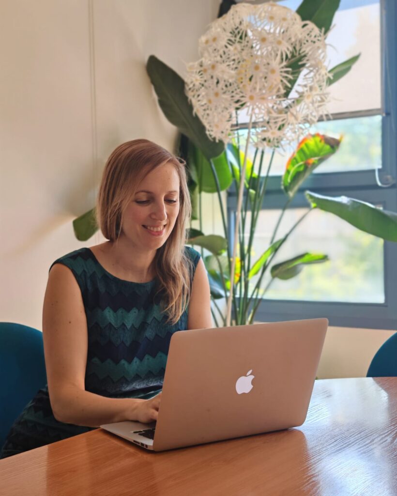 Conseil CRM Marie-Theres sur l'ordinateur